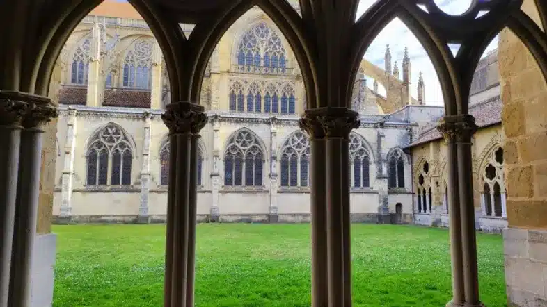 Ouverture internationale 1475 52e92f_c5969381e1e14b52b8fa7468c6c81614~mv2