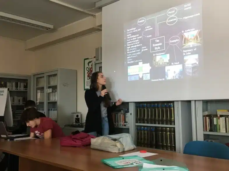 Ouverture internationale 1328 52e92f_03baff52e0bb45d399ea59941795527c~mv2