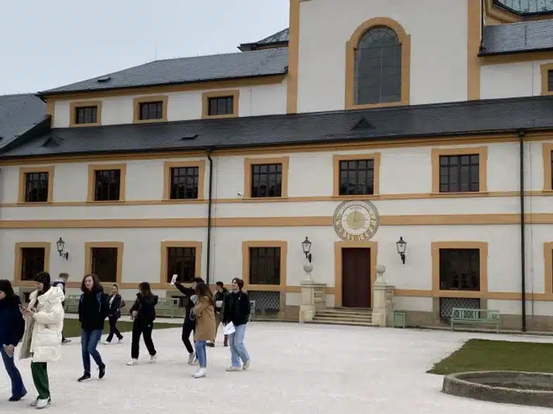 Ouverture internationale 1168 52e92f_04ff889b1cdc45c3a4251505bba01350~mv2