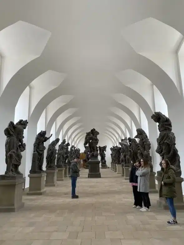 Ouverture internationale 1171 52e92f_05f7066de39b4aae8076ee9c12b23238~mv2