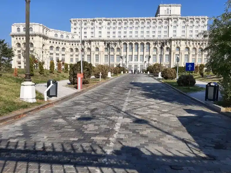 Ouverture internationale 884 52e92f_0601a03a37f84af2aeccefee0dc64723~mv2