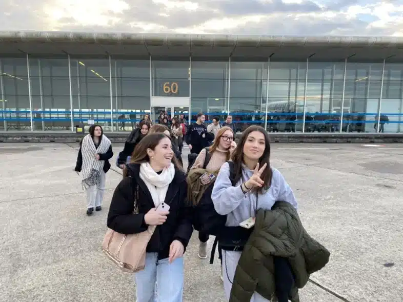 Ouverture internationale 4 52e92f_10160b089c10415aa90b0393ba91f7e2~mv2