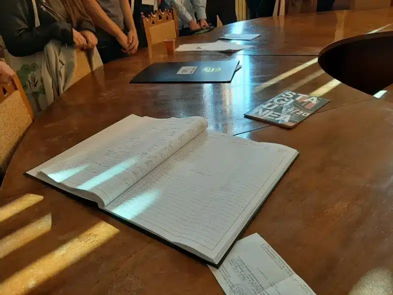 Ouverture internationale 735 52e92f_352989cc3cbb442d81891350070d5fa5~mv2