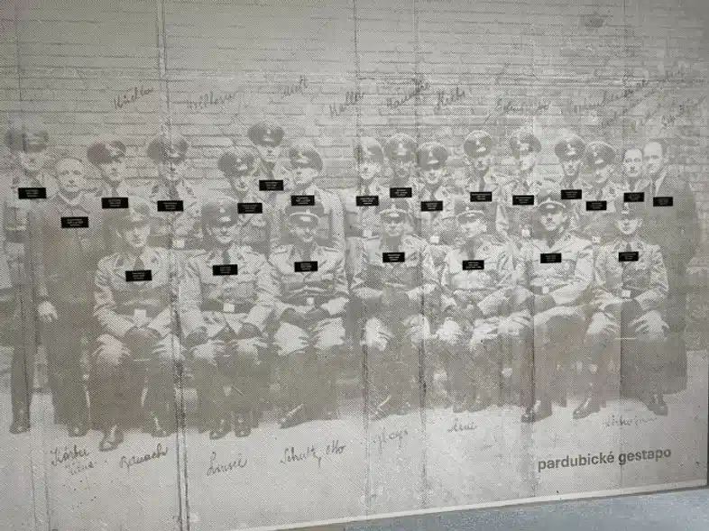 Ouverture internationale 90 52e92f_4624160920384b4b8256343d554d4217~mv2