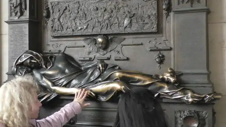 Ouverture internationale 380 52e92f_4b8f4302030d4bd584bc62315918864f~mv2