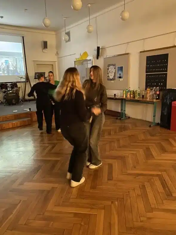 Ouverture internationale 110 52e92f_4ce8d5e1e3894181ace94b6b77a3eaee~mv2