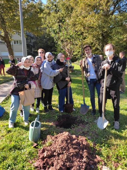 Ouverture internationale 1200 52e92f_4d0a05d89ba1430bb6faadbc855a6aeb~mv2