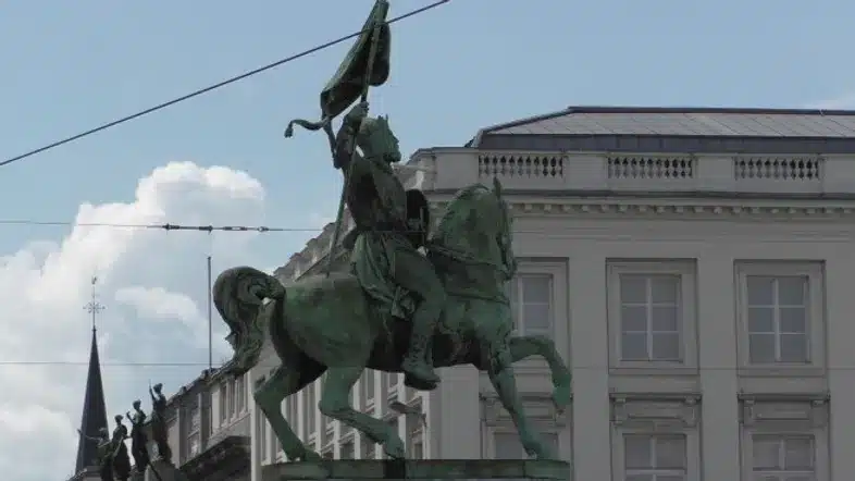 Ouverture internationale 429 52e92f_4d0afaa2bf7740fc8ef5a3c18c1f44b1~mv2