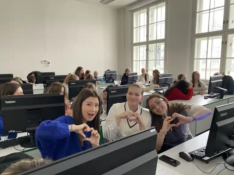 Ouverture internationale 107 52e92f_5a8d5e97615c49e1ad4afecc63fb2e19~mv2