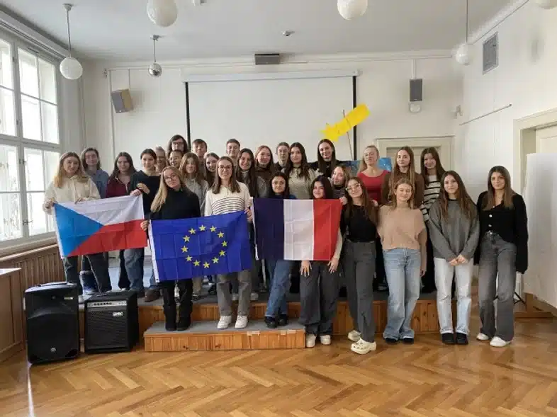 Ouverture internationale 42 52e92f_5ac2b9b6eafa4bc7b3e2364f44d603ac~mv2