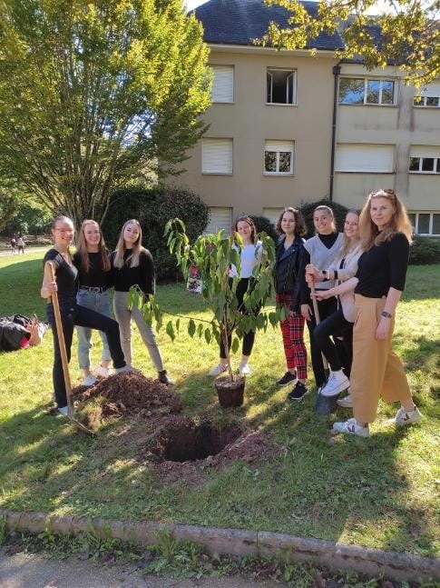 Ouverture internationale 1203 52e92f_6460aec235d14851b2e58b63a1182887~mv2