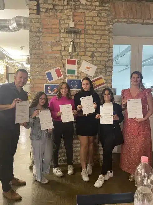 Ouverture internationale 210 52e92f_715480d615af4eaf97c1bd7a28e47f3c~mv2