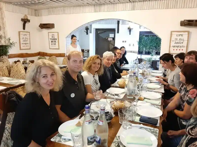 Ouverture internationale 818 52e92f_72dec9f04ef244eda271690601afe5cc~mv2