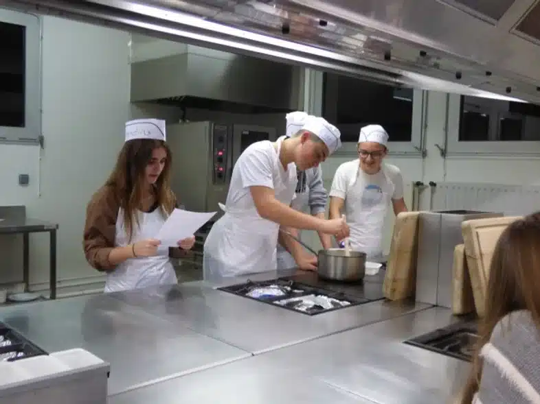 Ouverture internationale 1037 52e92f_75b211e0f9454bdab675622f7420fe43~mv2