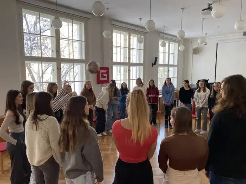 Ouverture internationale 45 52e92f_77bba76f71c54b90b5ed168824c74f37~mv2