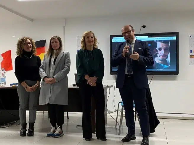 Ouverture internationale 165 52e92f_7adb21feba3645b0b65a0a8376a43d72~mv2