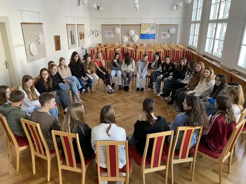 Ouverture internationale 44 52e92f_8048d0325ff5450bba038b88c5785f53~mv2