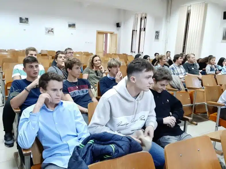 Ouverture internationale 786 52e92f_9b182df6e17b4a77a8c204720ecf038d~mv2