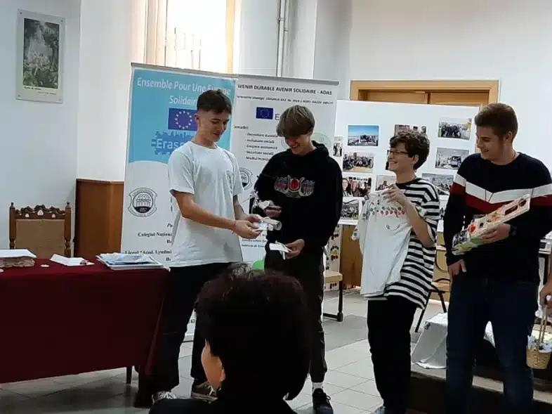 Ouverture internationale 811 52e92f_a8a21dbeded943f19c5108d68dc3dc37~mv2