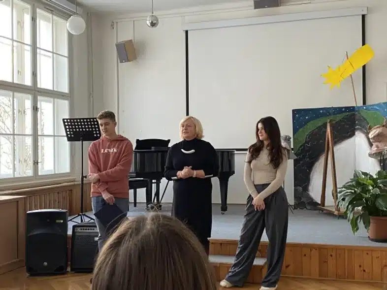 Ouverture internationale 50 52e92f_c04b5420db0642b1a4c97e4d4b759db7~mv2