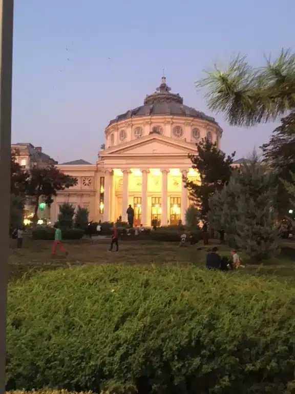 Ouverture internationale 928 52e92f_c76d7430bc2c4ed785980f6968ef0e79~mv2