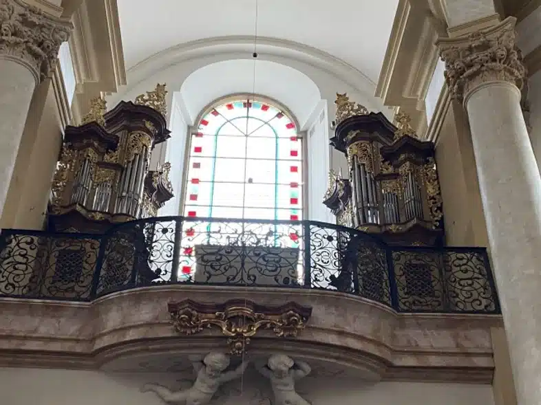 Ouverture internationale 1163 52e92f_e48b578fe539463bb081079385bffdd4~mv2