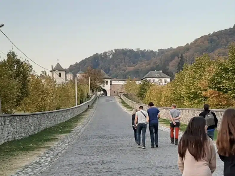 Ouverture internationale 840 52e92f_eb970d6bc9c64de7a44df9b963415a9b~mv2