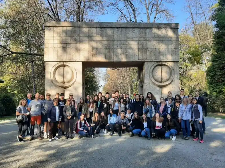 Ouverture internationale 826 52e92f_ecbfa21facc6453f92c6e42afc28a276~mv2