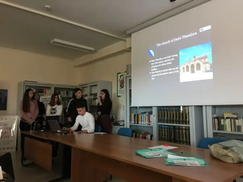 Ouverture internationale 1331 52e92f_f1dd80d47c3a455f92d4f715d92b48c5~mv2