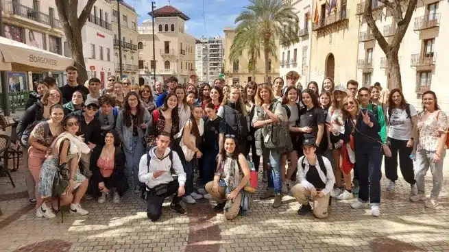 Ouverture internationale 136 52e92f_f5acb4fcea25445292a067d3f819032f~mv2