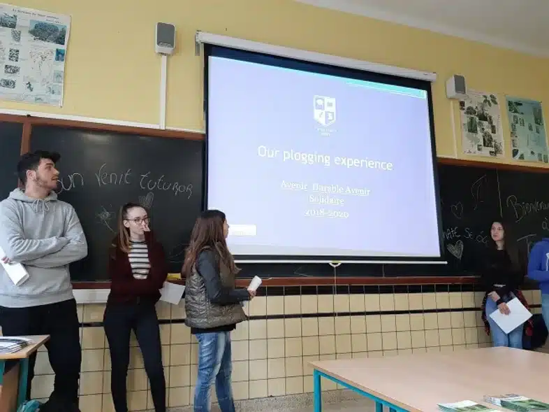 Ouverture internationale 406 52e92f_f8dfbb4388aa4304b2234b20bbad11a0~mv2