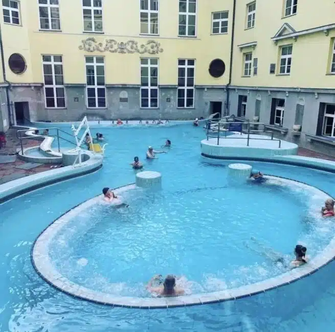 Ouverture internationale 201 52e92f_f94d11bbc0e74d6dbce837dc7997acbb~mv2