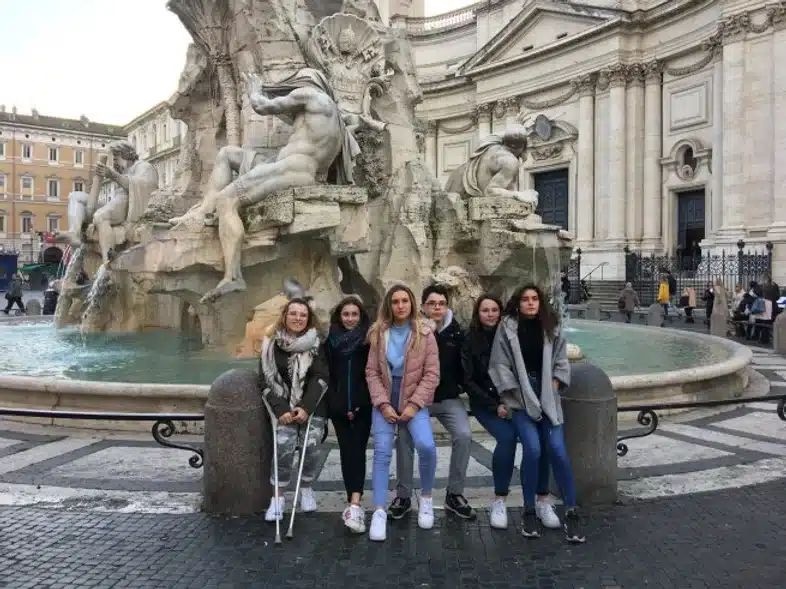 Ouverture internationale 1354 52e92f_fb08224549384820a8c81e5cafac15ba~mv2